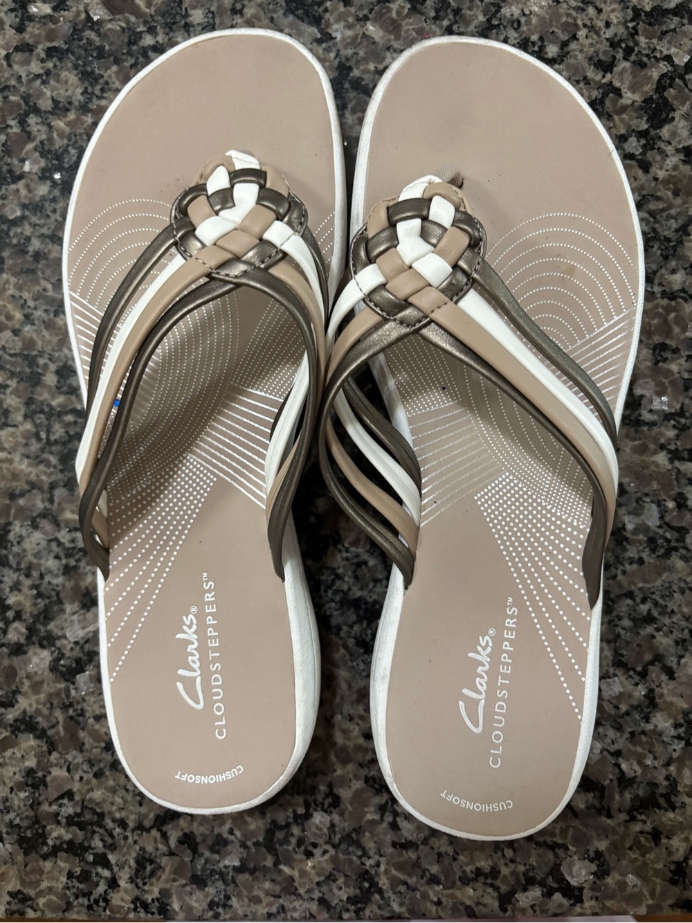 Like new Clarks Cloudsteppers Braided Flip Flop Sandals - Taupe/White. Sz 8.